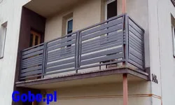 Narożny balkon z balustradą