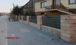 Horizontal horizontal fence in concrete blocks