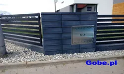 Eingebaute Gasbox in einem modernen Zaun