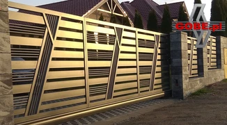 moderner Zaun mit Schiebetor mit Motiv zwischen Stahlpfosten